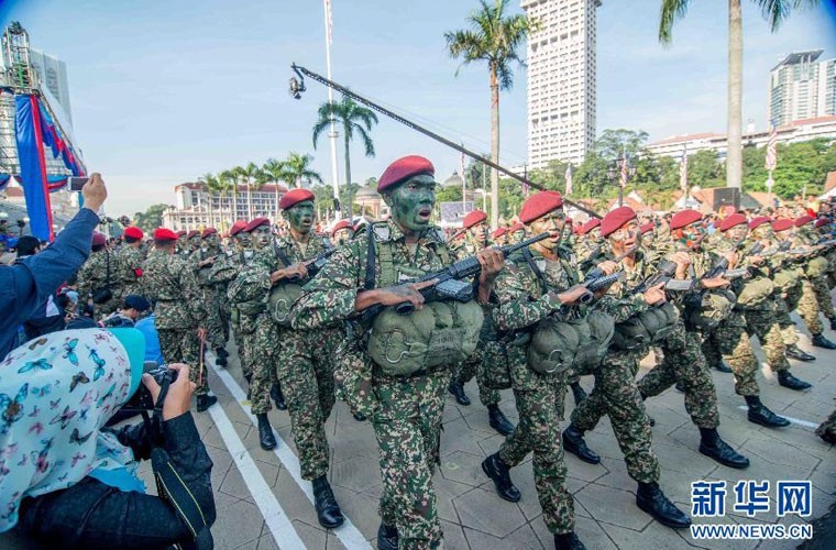 Ngày 21/9, Quân đội Malaysia đã tiến hành cuộc duyệt binh quy mô lớn kỷ niệm 80 năm thành lập quân đội tại quảng trường độc lập Kuala Lumpur. Cuộc duyệt binh lần này đã phô diễn một số hệ thống vũ khí hiện đại của nước này trước sự theo dõi hàng nghìn người dân.